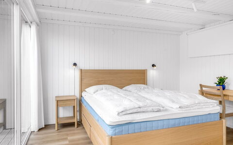 Rauli - 50M from the Sea: Legna, Pavimento, Pavimentazione, Camera Da Letto, Interior Design, Letto, Mobilia, Camera, Bedding, Lenzuolo
