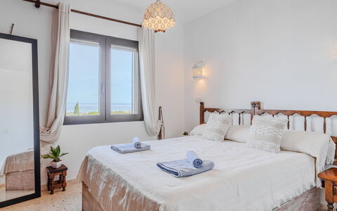 Villa Fili: Letto, Camera Da Letto, Mobilia, Bedding, Lenzuolo, Interior Design, Pavimento, Biancheria, Tessile, Pavimentazione