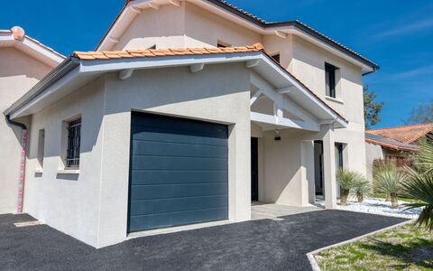 Villa des Écureuils: Pianta, Mobilia, Costruzione, Proprietà, Tavolo, Sedia, Shade, Finestra, Interior Design, Illuminazione