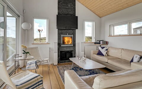 Ejvind - 100M from the Sea: Legna, Interior Design, Divano, Soffitto, Pavimentazione, Soggiorno, Camera, Pavimento, Mobilia, Casa