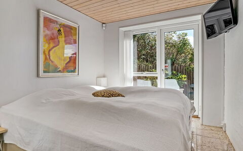 Ejvind - 100M from the Sea: Mobilia, Interior Design, Letto, Camera Da Letto, Parete, Legna, Pavimento, Soffitto, Pavimentazione, Lenzuolo