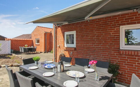Kiersten - 5Km from the Sea: Zona Residenziale, Tetto, Sobborgo, Driveway, Estate, Camino