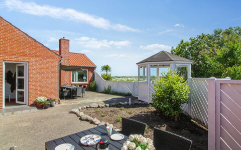 Kiersten - 5Km from the Sea: Zona Residenziale, Tetto, Sobborgo, Driveway, Estate, Camino