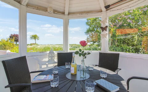 Kiersten - 5Km from the Sea: Zona Residenziale, Tetto, Sobborgo, Driveway, Estate, Camino