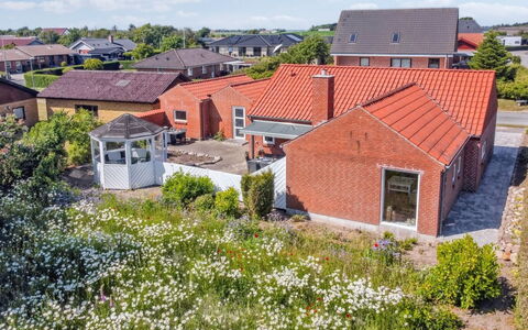 Kiersten - 5Km from the Sea: Zona Residenziale, Tetto, Sobborgo, Driveway, Estate, Camino