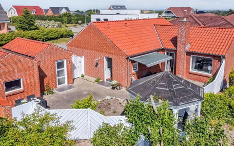 Kiersten - 5Km from the Sea: Zona Residenziale, Tetto, Sobborgo, Driveway, Estate, Camino