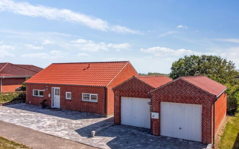 Kiersten - 5Km from the Sea: Zona Residenziale, Tetto, Sobborgo, Driveway, Estate, Camino