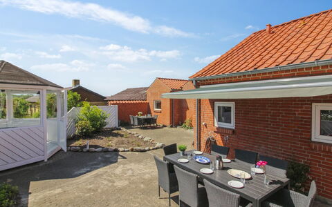 Kiersten - 5Km from the Sea: Zona Residenziale, Tetto, Sobborgo, Driveway, Estate, Camino