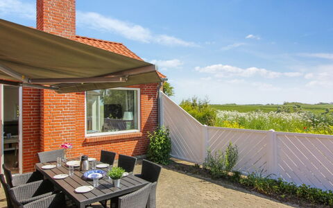Kiersten - 5Km from the Sea: Zona Residenziale, Tetto, Sobborgo, Driveway, Estate, Camino