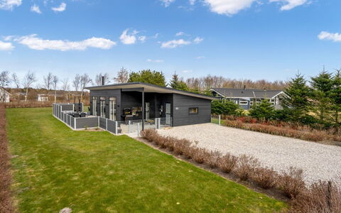Gela - 1.3Km to the Fjord: Architettura, Tetto, Casa, Materiale Composito, Illuminazione Diurna, Raccordo, Driveway