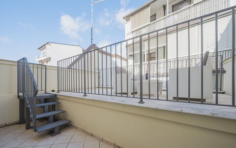 Appartamento Amedeo: Nube, Cielo, Pianta, Proprietà, Costruzione, Finestra, Fiore, Architettura, Urban Design, Quartiere