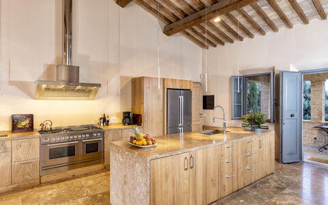 Podere D'Asso: Cabinetry, Controsoffitto, Proprietà, Mobilia, Legna, Lavello, Interior Design, Cassetto, Cucina, Color Legno