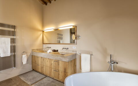 Podere D'Asso: Specchio, Idraulico Fixture, Proprietà, Vasca Da Bagno, Rubinetto, Cornice, Bagno, Lavello, Legna, Mobiletto Del Bagno