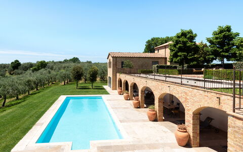 Podere D'Asso: Cielo, Acqua, Pianta, Proprietà, Costruzione, Albero, Corpo D'Acqua, Piscina, Parete, Tempo Libero