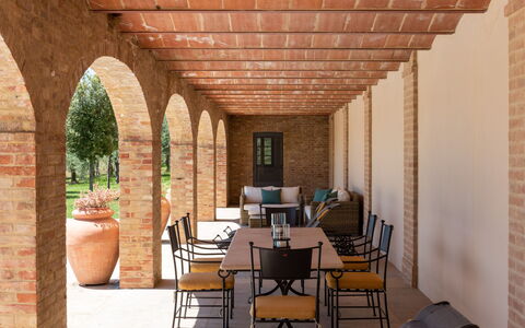 Podere D'Asso: Tavolo, Mobilia, Proprietà, Sedia, Pianta, Legna, Interior Design, Illuminazione, Pianta Della Casa, Vaso Di Fiori