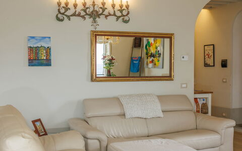La Terrazza Sulla Valle: Cornice, Mobilia, Proprietà, Divano, Tavolo, Costruzione, Interior Design, Soggiorno, Legna, Comfort