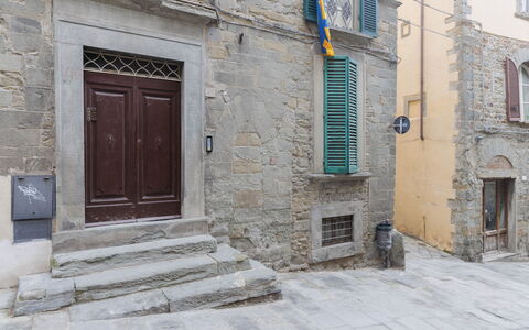 La Terrazza Sulla Valle: Finestra, Costruzione, Legna, Porta, Quartiere, Manto Stradale, Brick, Facciata, Pavimentazione
