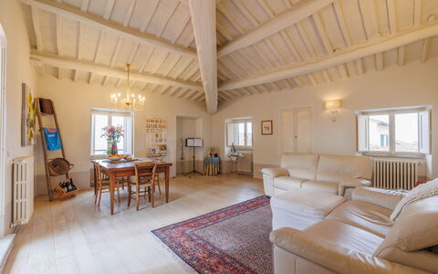 La Terrazza Sulla Valle: Mobilia, Tavolo, Proprietà, Cornice, Legna, Interior Design, Sedia, Divano, Pavimento, Pavimentazione
