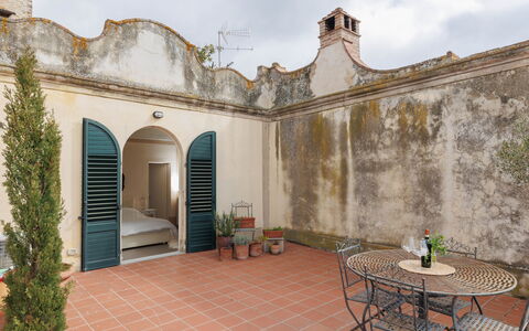 La Terrazza Sulla Valle: Mobilia, Nube, Tavolo, Costruzione, Pianta, Cielo, Interior Design, Mobili Da Esterno, Immobiliare, Tavolo Esterno