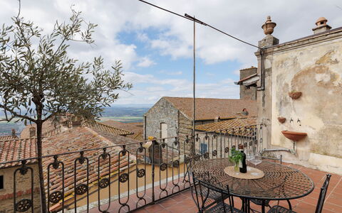La Terrazza Sulla Valle: Nube, Cielo, Proprietà, Costruzione, Tavolo, Pianta, Vaso Di Fiori, Finestra, Albero, Recinzione