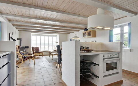 Pauliina - 10M to the Fjord: Mobilia, Pavimentazione, Interior Design, Pavimento, Cucina, Soffitto, Legna, Sedia, Controsoffitto, Cabinetry