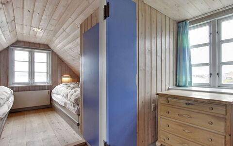 Pauliina - 10M to the Fjord: Camera Da Letto, Letto, Legna, Pavimento, Pavimentazione, Interior Design, Soffitto, Mobilia, Camera, Bedding