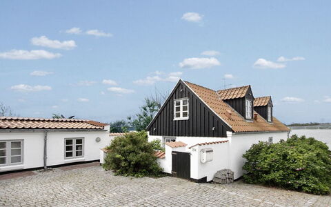 Pauliina - 10M to the Fjord: Costruzione, Finestra, Tetto, Casa, Casa, Zona Residenziale, Architettura, Facciata, Porta, Villetta