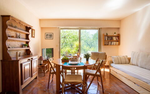Montfleuri: Mobilia, Tavolo, Pianta, Legna, Sedia, Interior Design, Pianta Della Casa, Soggiorno, Pavimento, Pavimentazione