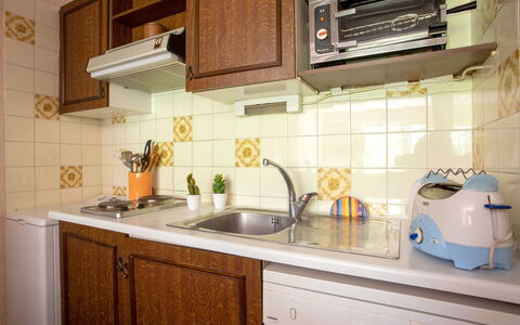Montfleuri: Cabinetry, Lavandino Della Cucina, Controsoffitto, Rubinetto, Proprietà, Lavello, Idraulico Fixture, Cucina, Cucina Stufa, Legna