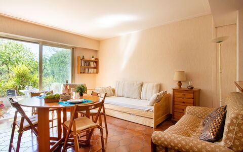 Montfleuri: Mobilia, Tavolo, Pianta, Legna, Comfort, Interior Design, Pianta Della Casa, Pavimentazione, Costruzione, Lampada