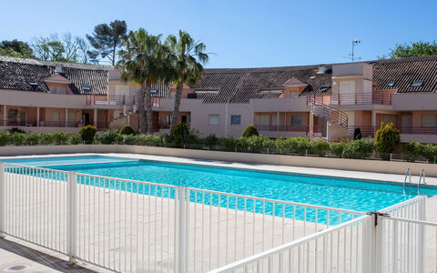 Le Royal Park: Acqua, Pianta, Cielo, Costruzione, Piscina, Azzurro, Albero, Casa, Finestra, Shade