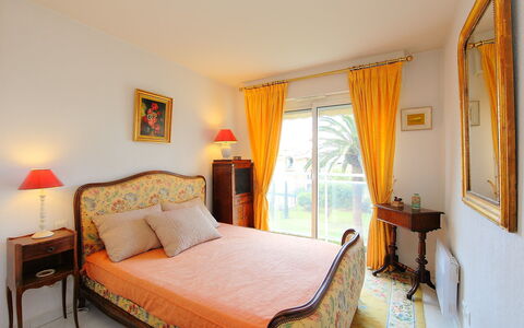Riviera Park: Camera Da Letto, Mobilia, Letto, Camera, Proprietà, Lenzuolo, Telaio Del Letto, Interior Design, Bedding, Costruzione