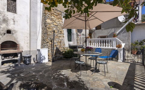 Il Giardino: Acqua, Costruzione, Nube, Pianta, Proprietà, Giorno, Cielo, Azzurro, Albero, Casa