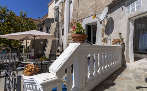 Il Giardino: Acqua, Costruzione, Nube, Pianta, Proprietà, Giorno, Cielo, Azzurro, Albero, Casa