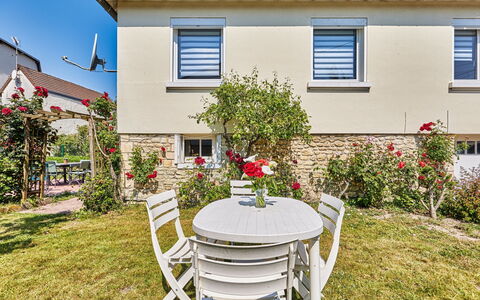 Janomaine: Pianta, Finestra, Proprietà, Costruzione, Cielo, Sedia, Fiore, Casa, Lotto, Tavolo