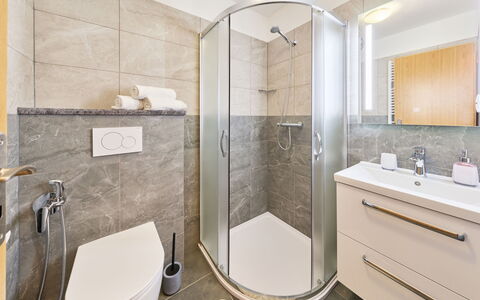 Marika: Bagno, Idraulico Fixture, Interior Design, Pavimentazione, Pavimento, Lavandino Del Bagno, Lavello, Gabinetto, Rubinetto, Specchio