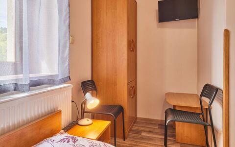 Marika: Mobilia, Proprietà, Finestra, Sedia, Costruzione, Comfort, Tavolo, Legna, Interior Design, Illuminazione