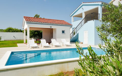 Elena: Acqua, Pianta, Cielo, Proprietà, Azzurro, Piscina, Costruzione, Shade, Mobili Da Esterno, Zona Residenziale