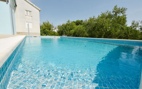 Elena: Acqua, Cielo, Proprietà, Piscina, Costruzione, Azzurro, Rettangolo, Shade, Albero, Nube