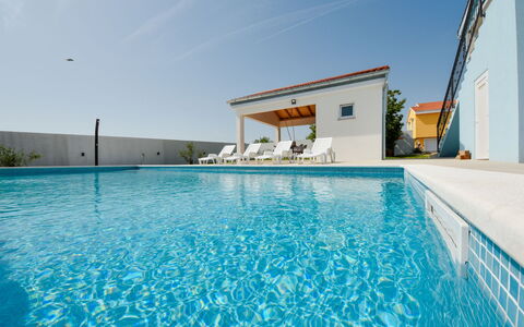 Elena: Acqua, Cielo, Piscina, Nube, Pianta, Azzurro, Costruzione, Aqua, Tempo Libero, Shade