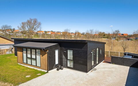 Thorlaf - 200M from the Sea: Tetto, Casa, Lotto, Casa, Villetta, Estate, Edifici Giardino, Shade, Log Cabin, Landscaping