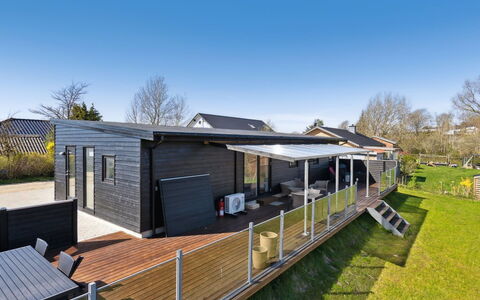 Thorlaf - 200M from the Sea: Tetto, Casa, Lotto, Casa, Villetta, Estate, Edifici Giardino, Shade, Log Cabin, Landscaping