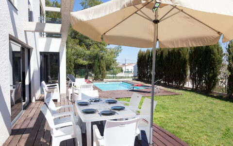 Villa Luxor: Nube, Cielo, Costruzione, Urban Design, Quartiere, Pianta, Condominio, Palazzone, Zona Residenziale, Facciata