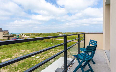 Paradis des Dunes: Nube, Cielo, Costruzione, Sedia, Pianta, Legna, Shade, Mobili Da Esterno, Portico, Erba