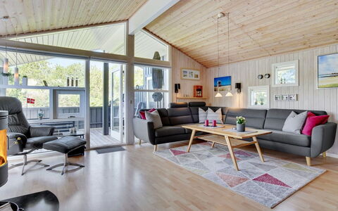 Aletha - 180M from the Sea: Legna, Interior Design, Soggiorno, Mobilia, Soffitto, Divano, Camera, Pavimento In Legno, Latifoglie