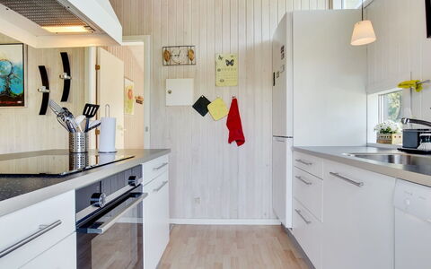 Aletha - 180M from the Sea: Cucina, Controsoffitto, Interior Design, Pavimentazione, Legna, Elettrodomestico Da Cucina, Mobilia, Apparecchio Major, Pavimento, Cabinetry