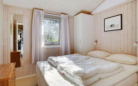 Aletha - 180M from the Sea: Legna, Camera Da Letto, Casa, Letto, Casa, Interior Design, Lenzuolo, Bedding, Porta, Villetta