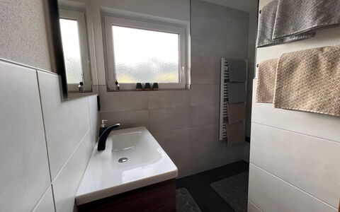 Hettegg Lehen: Rubinetto, Lavello, Idraulico Fixture, Costruzione, Lavandino Del Bagno, Bagno, Finestra, Interior Design, Pavimento