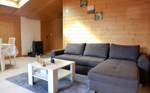 Chalet Vamika: Mobilia, Tavolo, Divano, Proprietà, Interior Design, Legna, Architettura, Soggiorno, Divano Letto, Pavimento