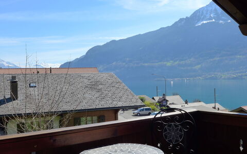 Chalet Vamika: Cielo, Nube, Proprietà, Montagna, Finestra, Costruzione, Azzurro, Acqua, Casa, Paesaggio